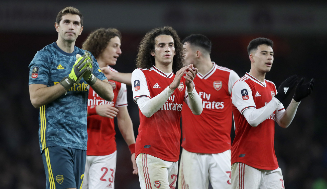 切尔西逆转大戏点燃斯坦福桥（斯坦福桥沸腾：切尔西上演惊天逆转）