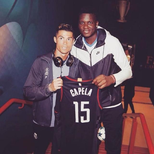 全能表现！詹姆斯半场13分7篮板6助攻，带队领先山西（詹皇全面开花：半场13分7篮板6助攻，率队暂时领先山西）