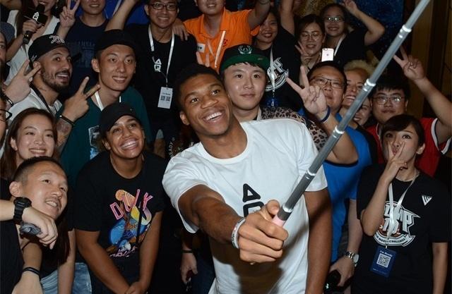 赛季最强一战！40岁詹姆斯真燃尽了：轰36分连创纪录仍苦吞败仗（赛季巅峰一战！40岁詹姆斯轰36分屡破纪录仍遗憾告负）