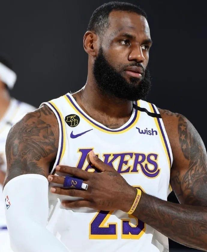 英超冷门多豪门问题多，曼联1比1西汉姆，B费错失良机被质疑（英超爆冷频现豪强陷困境，曼联1-1西汉姆，B费挥霍良机遭质疑）