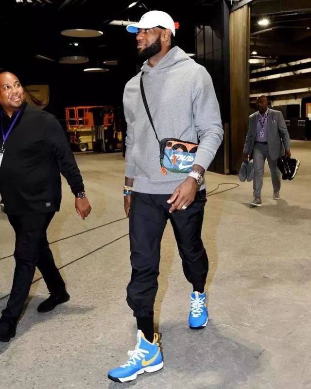 下半场轰21分难救主！特雷·杨16中8拿下30分2板6助1断（下半场狂砍21分仍难挽败局！特雷-杨16投8中拿下30分2篮板6助攻1抢断）