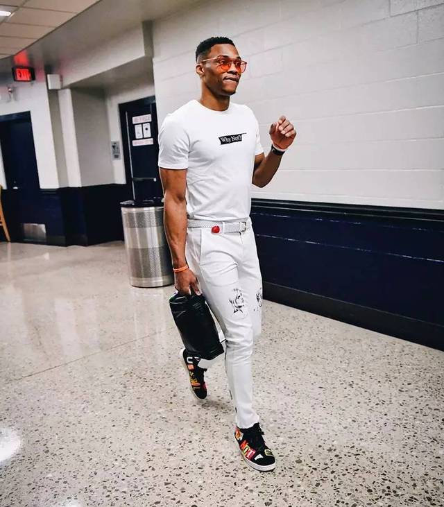 F1阿布扎比大奖赛｜周末酒店价格飙升1600%，停车位置紧张（F1阿布扎比站周末酒店价格飙涨1600%，停车位告急）