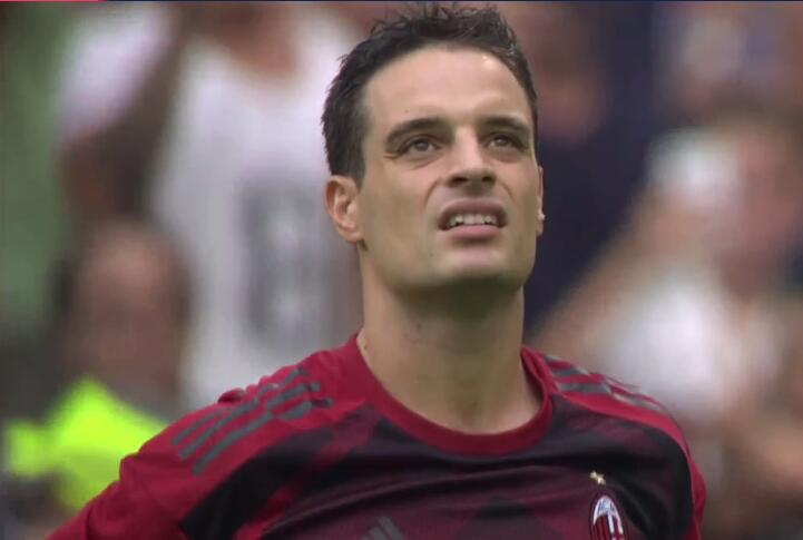 传奇门将正式退役，全场球迷起立致敬（传奇门将宣布挂靴，现场球迷起立致意）